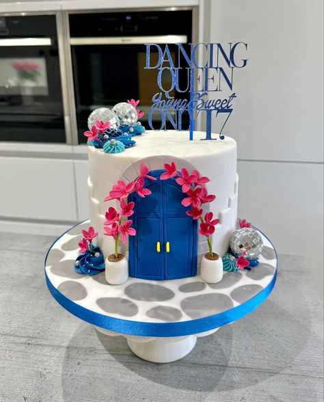 ABBA Dancing Queen Mama Mia Cake for 17th Birthday Greece Themed Cakes, Mamma Mia Decorations, 17th Birthday Party Ideas, Summer Birthday Cake, 17 Birthday Cake, 21 Diner, 17th Birthday Ideas, Queen Cakes, Making Cakes