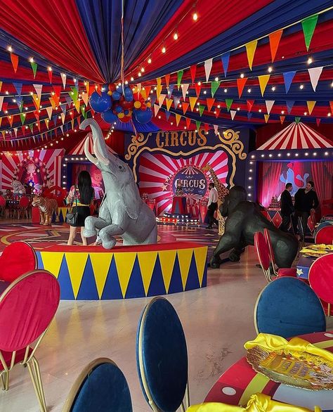 Circus Party Entrance, Vintage Circus Theme Party Decorations, Circus Theme Backdrop, Circus Stage Design, Carnival Theme Decor, Adult Circus Party, Circus Theme Party Decorations, Circus Stage, Carnival Props