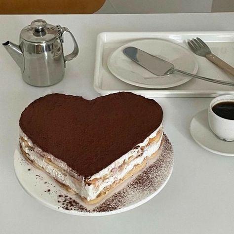 Tiramisu Cake Aesthetic, Baking Cake Aesthetic, Heart Shaped Cake, Cake Aesthetic, Food To Eat, Tiramisu Cake, Think Food, Heart Cake, Just Cakes