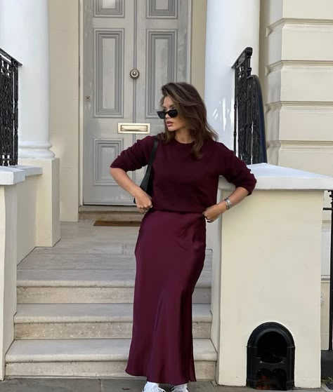 Old Money Women Outfits, Burgundy Skirt Outfit, Old Money Women, Old Money Dress, Old Money Lifestyle, Satin Skirt Outfit, Money Dress, Classy Clothing, Old Money Outfits