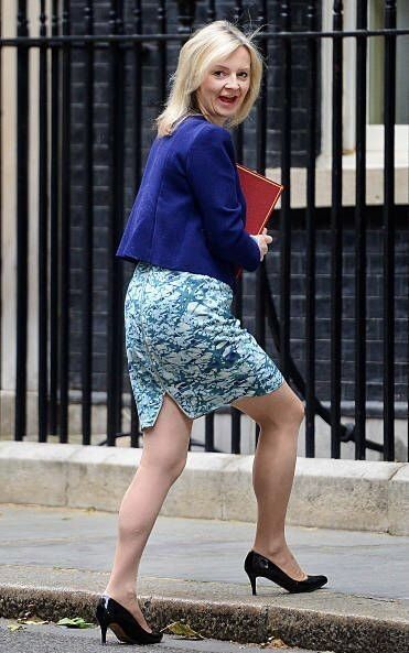 Kate Middleton Legs, Holly Willoughby Legs, Liz Truss, Stocking Tops, Lovely Legs, Women Leaders, Famous Women, Animated Gifs, Images Photos