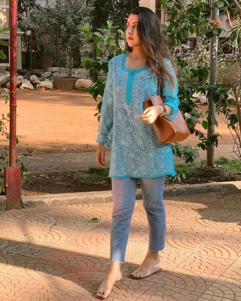 Chikenwork Kurti With Jeans, Lakhnavi Kurta With Jeans, Daily Outfits Indian, Chikankari Kurta Jeans, Basic Kurti Outfits, Chikan Kari Kurti With Jeans, Chikankari Top With Jeans, Kurti Leggings Style, Lakhnavi Kurti With Jeans