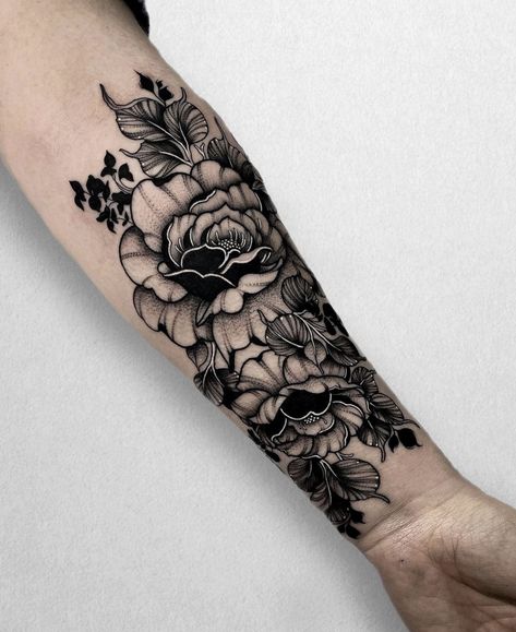 Dark flowers tattoo #flowers #flowertattoos #floraltattoo #tattoo #tattooideas #tattoosforwomen #darkartists #darkaesthetics #artist #tattoodesign Black Flowers Tattoo, Wrist Tattoo Cover Up, Blackout Tattoo, Beautiful Flower Tattoos, Floral Tattoo Sleeve, Wrist Tattoos For Women, Dark Flowers, Dark Tattoo, Cover Up Tattoos