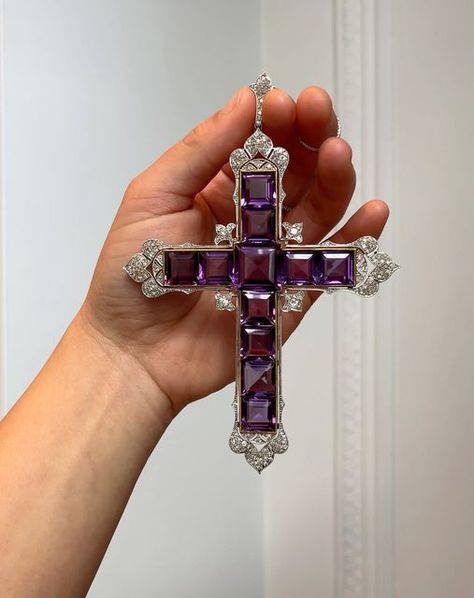 Hɪɢʜ Jᴇᴡᴇʟʟ��ᴇʀʏ Dʀᴇᴀᴍ on Instagram: "**NEWS FLASH** Kim Kardashian acquired Princess Diana’s Attallah Cross at Sotheby’s London @sothebysjewels this evening. Moments ago, the Attallah Cross, a unique piece of jewellery said to have been lovingly favoured by Princess Diana, sold for £163,800 / $197,453 to Kim Kardashian - at more than double its pre-auction estimate. #royal #jewels #PrincessDiana #Diana #amethyst #cross #pendant #sothebys #sale #auction #London" Vintage Princess, Silver Cross Pendant, Diamond Cross Pendants, Pendant For Women, Princesa Diana, Lady Diana, Silver Cross, Amethyst Gemstone, Princess Diana