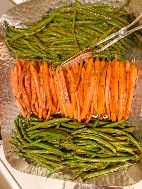 Roasted Green Beans And Carrots, Chicken Carrots Green Beans Crockpot, Carrot And Green Bean Recipe, Carrot And Green Bean Side Dish, Green Beans And Carrots Sauteed, Roasted Potatoes Carrots And Green Beans, Christmas Dinner Sides, French Recipes Authentic, Honey Carrots