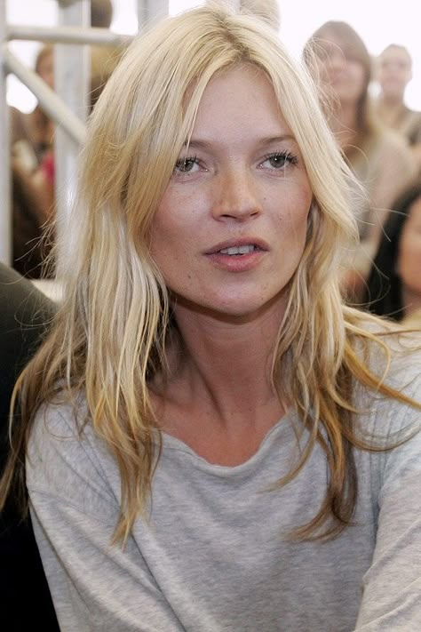 Kate Moss Hair, Kate Moss Style, Parted Bangs, Group Of People, Fancy Hairstyles, Celebrity Beauty, Kate Moss, Marie Antoinette, Model Hair