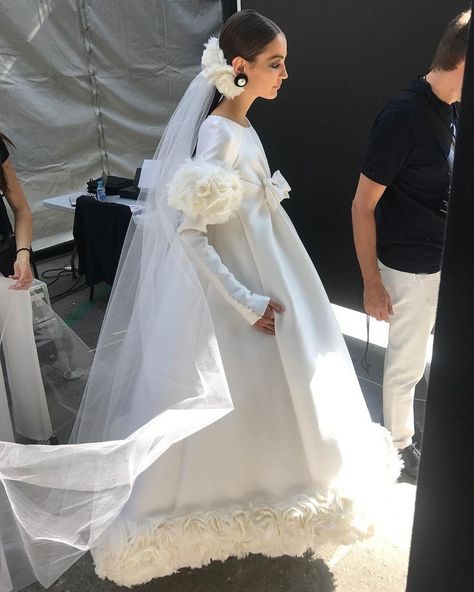 Chanel Wedding Dress, Camille Hurel, Look Gatsby, Chanel Wedding, Bridal Ponytail, Chanel 2017, Wedding Lookbook, Design 2023, Sparkle Wedding