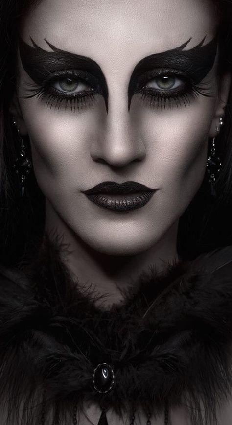 Black Swan Makeup, Extreme Make-up, Raven Costume, Fantasy Make-up, Halloweenský Makeup, Halloween Make-up Looks, Drag Make-up, Dark Beauty Magazine, Witch Makeup