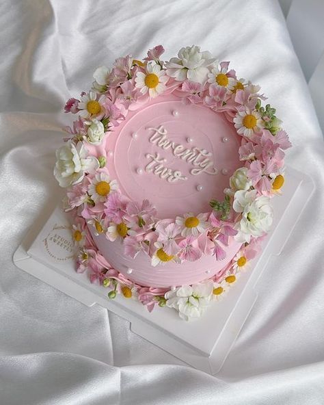 Floral Vintage Cake, Cute Girly Cakes, Floral Cakes Birthday, Garden Party Birthday Cake, Floral Cake Design Birthday, Girly Cake Ideas, Floral Mini Cake, Pastel Floral Cake, Pink Cake With Flowers