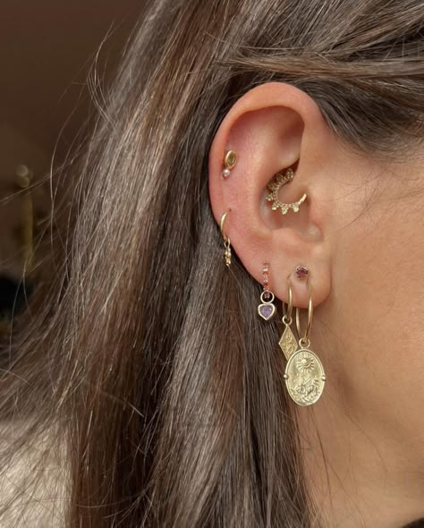 Earing Stack Ideas, Ear Scape Ideas Gold, Gold Curated Ear, Piercing Inspo, Pretty Ear Piercings, Multiple Ear Piercings, Hippie Earrings, Ear Stack, Hot Jewelry