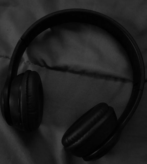 Headphones Aesthetic Dark, Ashley Aesthetic, Bose Headphones Aesthetic, Ash Core, Headphones Aesthetic, Bose Headphones, Feeling Empty, Gray Aesthetic, Aesthetic Dark