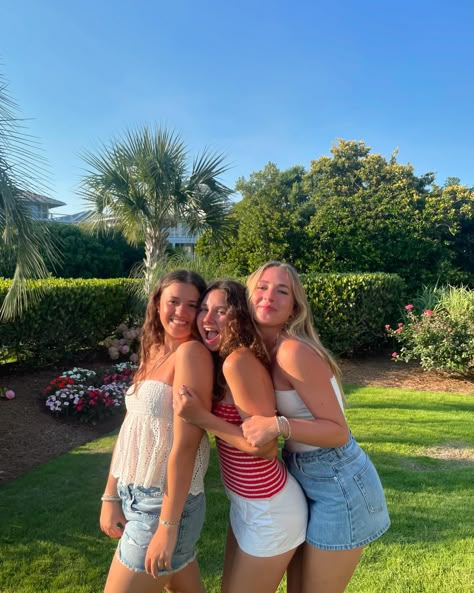 trio friend pic Two People Photo Poses, Three Friend Poses, Instagram Post With Friends, Instagram Posts With Friends, Trio Instagram Pictures, Instagram Pose Ideas With Friends, Group Instagram Pictures, Poses With Three People, Trio Girls Best Friends