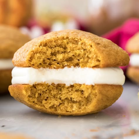 Pumpkin Whoopie Pie Recipe, Whoopie Pie Filling, Sugar Spun Run, Whoopie Pie Recipe, Pumpkin Whoopie Pies, Frozen Pumpkin, Whoopie Pie, Spice Cake Mix, Whoopie Pies