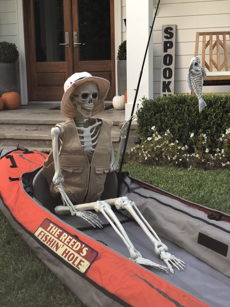 Halloween front yard decoration. Fishing skeleton in a kayak Fishing Skeleton Decoration, Camp Site Halloween Decorations, Fisherman Skeleton, Halloween Front Yard Decorations, Campsite Halloween, Halloween Front Yard, Front Yard Decorations, Traditional Tattoo Halloween, Front Yard Halloween