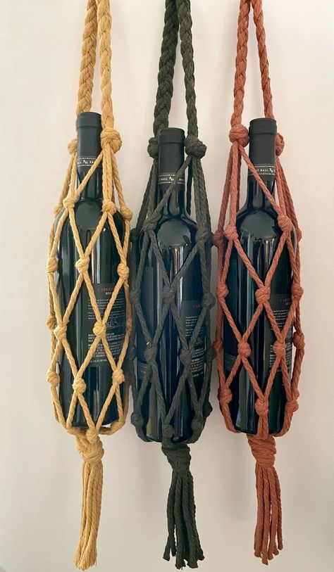 Macrame Tas, Cover Design Ideas, Crochet Water Bottle, Bottle Sling, Wine Bottle Bag, Wine Gift Bag, Wine Tote, Pouch Pattern, Macrame Bag