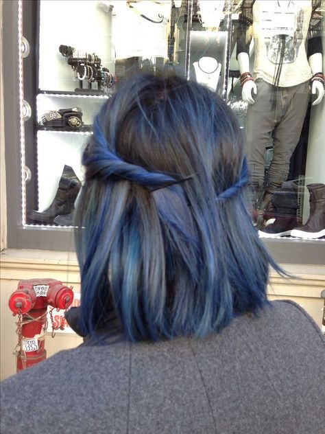 New navy blue hair! Done by Eve at Arrojo NYC! Thank you thank you! Shaggy Pixie, Hair Color Purple, Pretty Hair Color, Short Hair Color, Penteado Cabelo Curto, Dye My Hair, Hair Color Ideas, Blonde Hair Color, Hair Dos