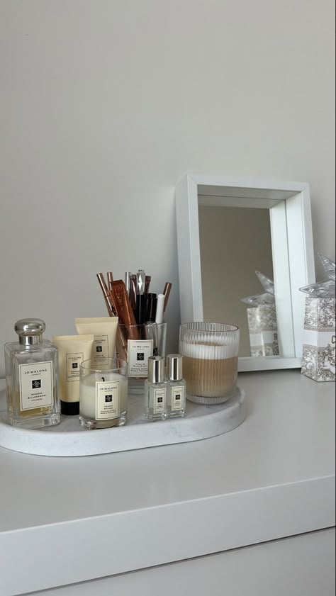 Vanity 🤍 Jo Malone 💭 Jo Malone Bathroom, Jo Malone Candle Aesthetic, Jo Malone Perfume Aesthetic, Jo Malone Aesthetic, Aesthetics Moodboard, Jo Malone Perfume, Perfume Display, Perfume Organization, Modern Luxury Bedroom