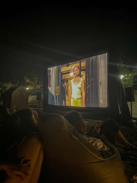 Outdoor Movie Night Aesthetic, Projector Movie Night Outdoor Cinema, Outdoor Movie Aesthetic, Outdoor Cinema Aesthetic, Outdoor Cinema Garden, At Home Cinema, Bday Activities, Sleepover Aesthetic, Birthday Movie Night