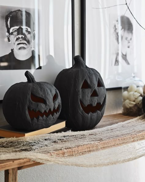 Halloween! West Elm Halloween Decor, Halloween Witch Porch Decor, Vintage Inspired Halloween Decor, Elevated Halloween Decor, Minimal Halloween Decor, Scary Halloween Decorations Outdoor, Halloween Furniture, Classy Halloween, Casa Halloween