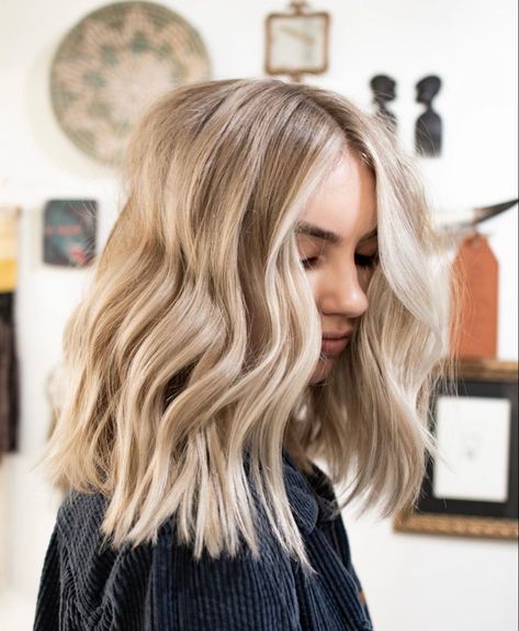 A Line Lob Haircut 16 Ideas: Embrace the Trendy and Chic Look - women-club.online A Line Lob Haircut, A Line Lob, Old Haircut, Wavy Or Curly Hair, Lob Hair, Textured Lob, Blonde Lob, Hair 2022, Lob Hairstyle