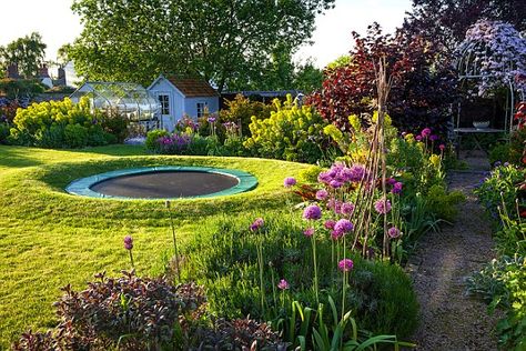 Sunk In Trampoline, Garden Trampoline Ideas, Inground Trampoline Landscaping, In Ground Trampoline Landscape, Sunken Trampoline Garden, Family Garden Design, Huge Garden Ideas, Landscaping Around Trampoline, Trampoline Garden Ideas