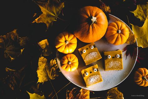 pumpkin cheesecake totoros - www.iamafoodblog.com Totoro Food, Chocolate Rice Krispies, Sesame Cookies, Cheesecake Squares, Pumpkin Cheesecake Bars, Cream Cheese Desserts, Cheesecake Bar Recipes, Pumpkin Desserts, Cheese Dessert