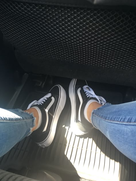 Vans classics Black Vans Outfit, Vans Aesthetic, Vans Girl, Vans Old School, Vans Outfit, Selfie Poses Instagram, Black Vans, Instagram Ideas Photography, Simple Trendy Outfits