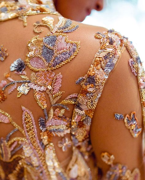 A focus on the details of Elie Saab Couture with a look that involved 13 craftsmen & women and more than 500 hours to complete Embelishments Ideas Clothing, Beads And Sequins Embroidery, Ideas For Embroidery, Bead Fashion, Sulaman Pita, Tambour Beading, Haute Couture Embroidery, Elie Saab Couture, Tambour Embroidery