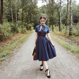 *Advert/WerbungFrom my Sunday walk with the marvelous @marvinkerger today 🌿 I finally had the chance to wear my new shirt dress from @collectifclothing, it's so lovely 💛 Train Fashion, Look Retro, Vintage Inspired Outfits, 1940s Fashion, Moda Vintage, Mode Vintage, Retro Stil, Looks Vintage, Fashion Classy