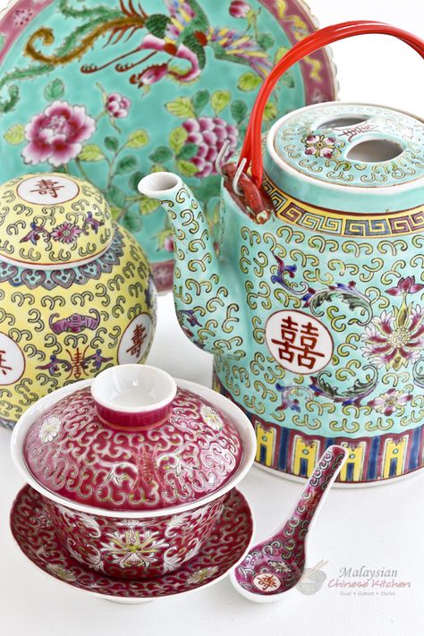 Malaysian Chinese ceramic ware has been an important part of how the food was presented in family dining. Different types wares were used for different occasions. | Food • Culture • Stories at MalaysianChineseKitchen.com Chinese Kitchen, Chinese Pattern, Asian Inspiration, Chinese Pottery, Chinese Vase, Family Dining, Chinese Ceramics, Art Antique, Chinese Tea