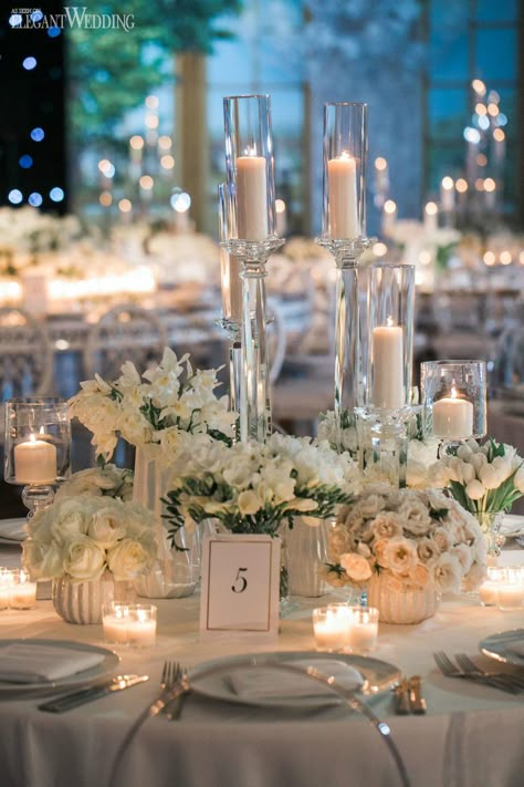 White Christmas Wedding Centerpieces, Luxury Wedding Centerpieces Decor, Elegant Wedding Themes, White Wedding Decorations, Luxury Wedding Decor, Elegant Wedding Reception, Wedding Floral Centerpieces, Planning Wedding, Cake Wedding