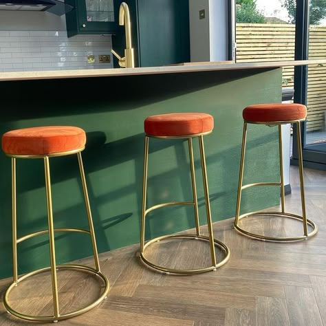 Burnt orange and dark green is the ultimate colour combo for an Art Deco themed interior! 💚🧡 📷 @1930s_houseonthehill Burnt Orange Rooms, Burnt Orange Living Room Decor, Burnt Orange Kitchen, Orange And Dark Green, Burnt Orange Living Room, Gold Interior Design, Orange Bar Stools, Orange Kitchen Decor, Deco Orange