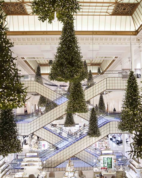 Harrods Christmas, Mall Decor, French Christmas, Christmas Decoration Ideas, Xmas Deco, Simple Christmas Decor, Christmas Interiors, London Christmas, La Rive