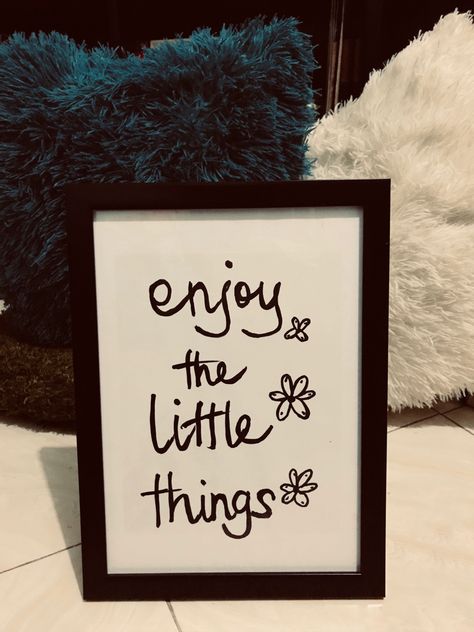 Framed handwritten words with “enjoy the little things”. Wall Art Captions Instagram, Calligraphy On Wall Home Decor, Wall Thought Frame, Cute Wall Hangings Quotes, Corner Quotes, Qoutes Frames On Wall, Wall Posters Quotes, Quotes To Write On House Frame, Wall Quotes Diy