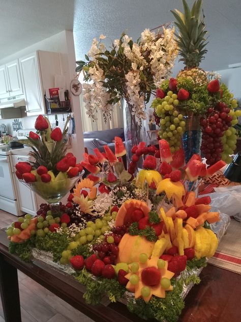 Fruit Centerpiece Ideas, Charcuterie Tables, Graduation Banquet, Pineapple Cupcake, Wedding Food Display, Fruit Buffet, Pineapple Cupcakes, Fruit Table, Fruit Ideas