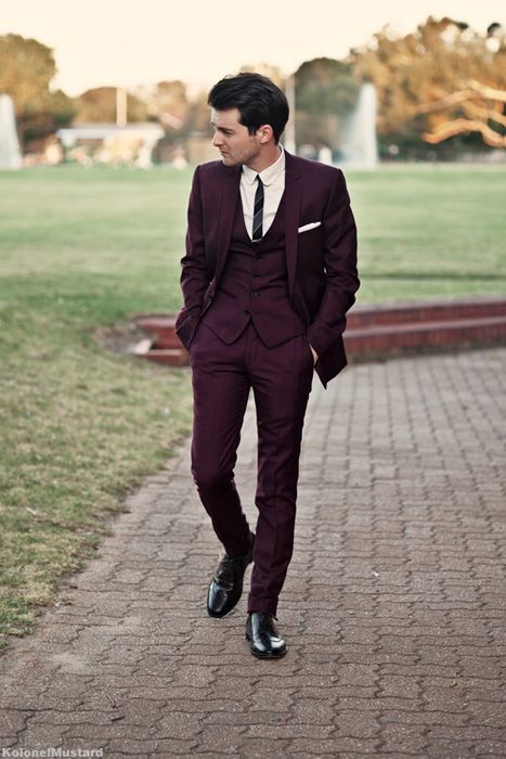 Wedding Trends: A Colored Suit - For grooms looking to step outside the box #coloredsuits #groomstyle Terno Slim Fit, Terno Slim, A Man In A Suit, Man In A Suit, Marsala Wedding, Groom Tuxedo, Burgundy Suit, Groom Looks, Hipster Man