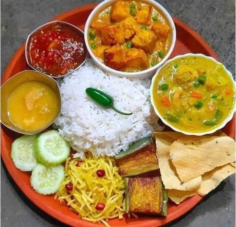 Food Kaju Curry, Variety Food, Tiffin Recipe, Healthy Food Menu, Curry Rice, Vegetarian Fast Food, Indian Cooking Recipes, Desi Food, Easy Food Art