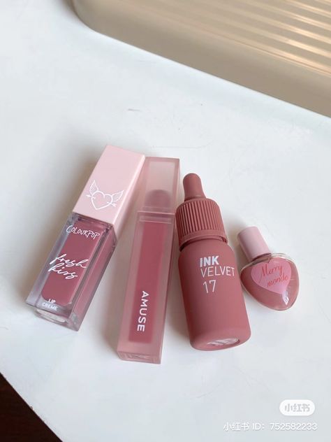 Cute Makeup Products, Lip Gloss Aesthetic, Cute Lip Gloss, Gloss Aesthetic, Kily Jenner, Alat Makeup, Makeup Accesories, Makeup Package, Magical Makeup