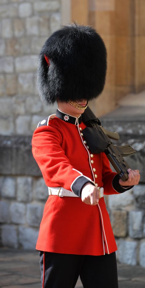 British Royal Guard, Yeoman Warder, British Guard, 1950s Photos, Coldstream Guards, Queens Guard, Grenadier Guards, British Things, English Men