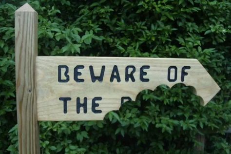 Funny Garden Signs, Yard Sale Signs, Dog Yard, Home Gardening, Garden Quotes, Fall Garden, Fun Signs, Rustic Outdoor, House Diy