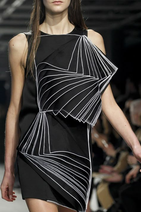 FashionFlashback: Why 60s Op Art Painter Bridget Riley Is the Secret Muse of the Fall 2014 Runways – Photos – Vogue | Vogue Art Dress Design, Cubism Fashion, Mode Origami, Charlotte Cardin, Journal Prints, Dress Sketch, Sculptural Fashion, Geometric Fashion, Dress Sketches