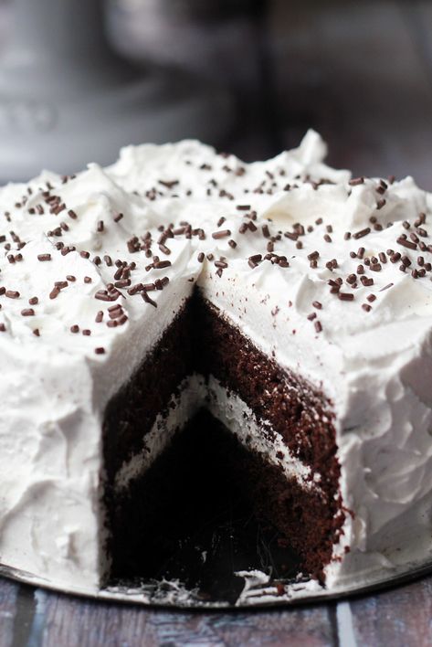 Chocolate Cake With Marshmallow Frosting, Chocolate Cake Frosting Ideas, Chocolate Cake White Icing, Chocolate Cake White Frosting, Devil Chocolate Cake, Chocolate Cake With White Icing, Chocolate Cake With White Frosting, Devil Food Cake, Cake With Marshmallow Frosting