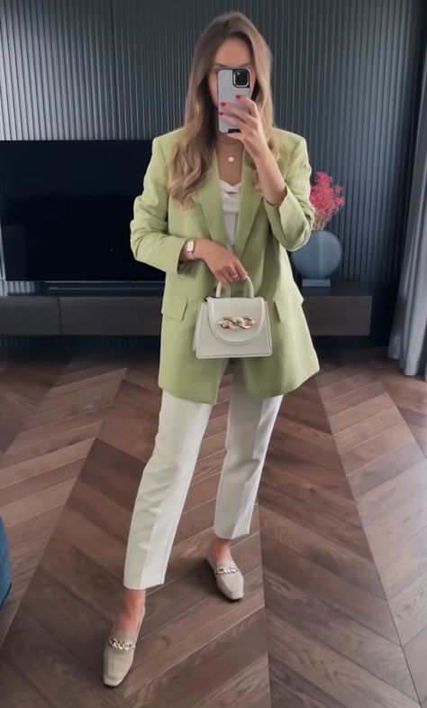 Green Pastel Blazer Outfit, Light Green Blazer Outfit, Green Blazer Outfit Work, Casual Green Outfit, Green Blazer Outfit, Pastel Blazer, Outfit Ideas Work, Blazer Verde, Cream Outfit