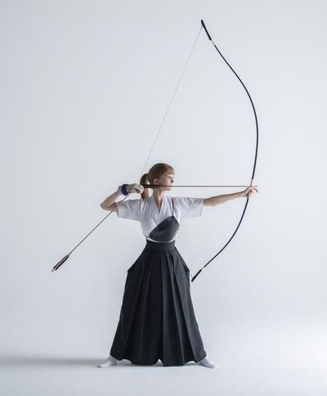 Archery Clothing, Yayoi Period, Archery Women, Saitama Japan, Studio Photography Poses, Longbow, Japanese Warrior, Body Reference Drawing, Female Anatomy