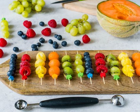 Creative Fruit Kebobs! Catering Food Displays, Fruit Appetizers, Kids Juice, Clean Eating Plans, Bowl Party Food, Fruit Skewers, Fruit Packaging, Fruit Kabobs, Fruit Displays