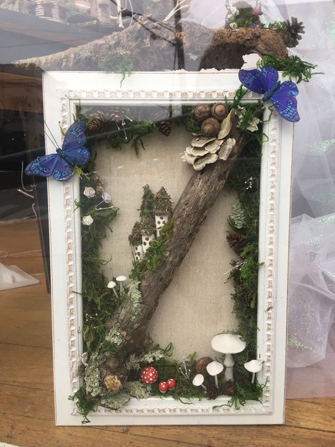 Fairy Picture Frame Diy, Fairy Garden Pictures, Willow Furniture, Picture Frame Crafts, Garden Frame, Vintage Christmas Crafts, Cheap Crafts, Fairy Decor, Fairy Pictures