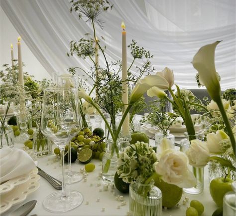 Simple Flowers Wedding Table, Chic Modern Wedding Decor, White And Green Wedding Table, Greenery Wedding Table Decor, Non Floral Wedding Centerpieces, Green And White Party, Green Wedding Table Decor, Modern Green Wedding, Ivory And Green Wedding