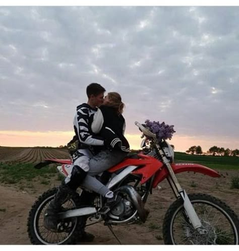 Motocross Couple, Country Couple Pictures, Country Relationship Goals, Country Relationships, Biker Couple, Cute Country Couples, Motocross Love, Image Moto, Image Couple