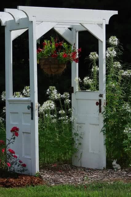 Door Arbor, Fun Garden Projects, Recycled Wood Projects, Recycled Door, Flea Market Gardening, Garden Vines, Garden Arbor, Garden Arches, Diy Pergola