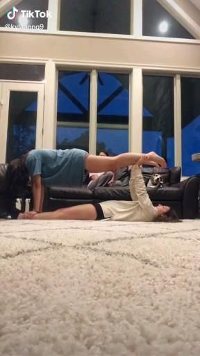 2 Person Stunts, Best Friend Activities, Best Friend Challenges, Gymnastics Videos, Sleepover Games, Friend Challenges, Fun Sleepover Ideas, Sleepover Things To Do, Family Fun Games